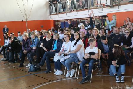 Otroci Osnovne šole Marije Vere so pozdravili pomlad in se spomnili knjižnih junakov (2)